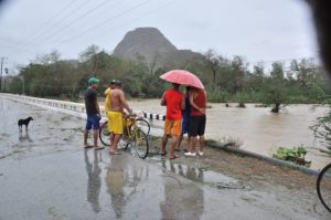 el-rio-sabanalamar-ya-desborda-la-carretera-y-cierra-la-comunicacion-por-esta-via-con-imias-580x385